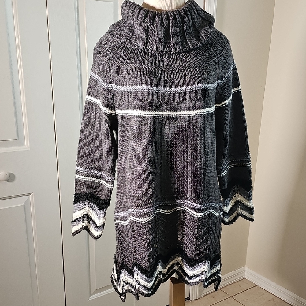 Cozy Gray Knit Sweater with White Accents. By Denim 24/7.โ Size Meduim